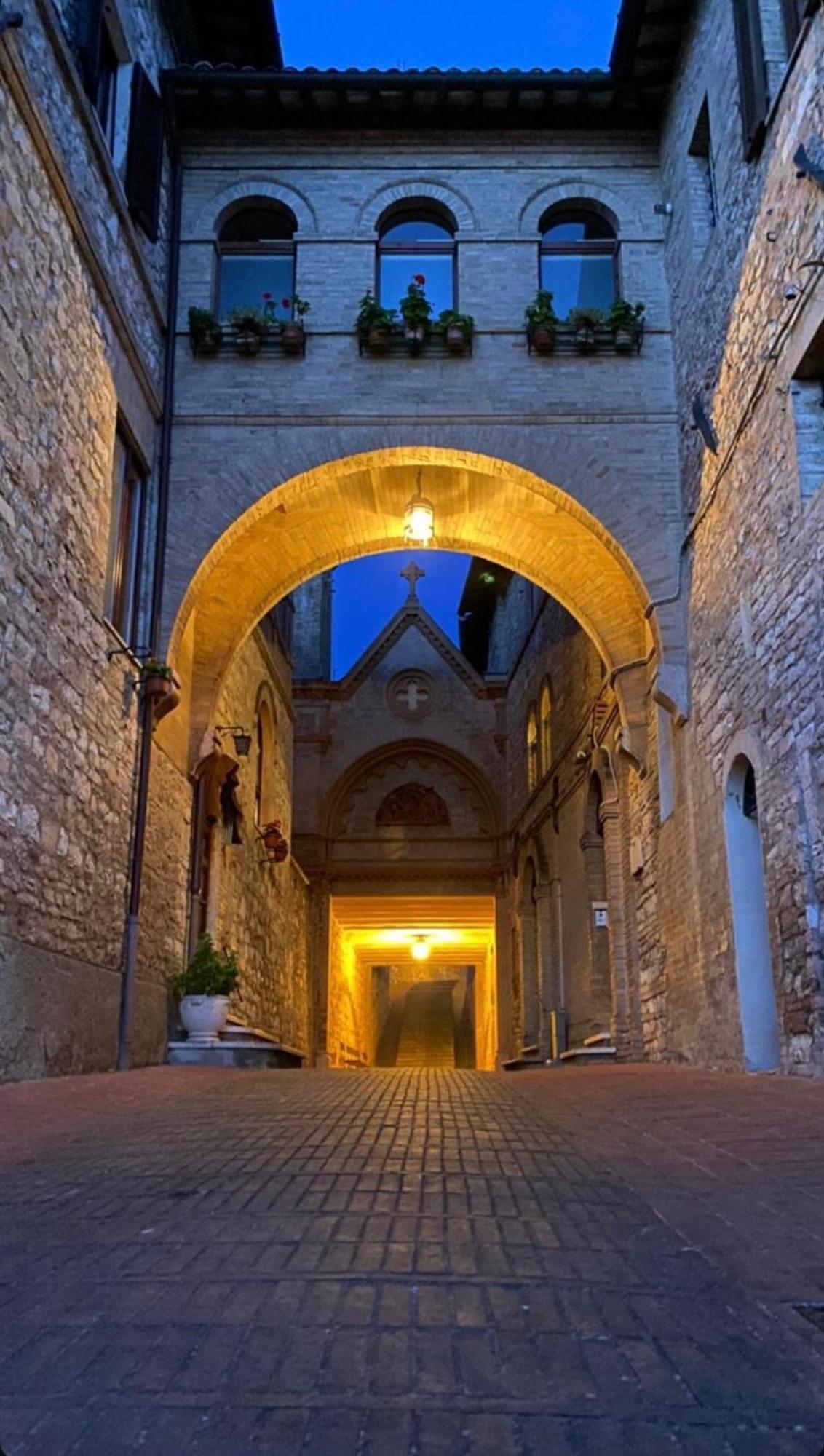 Monolocale L'Anfiteatro Romano Assisi Exterior foto